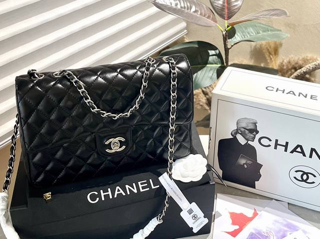 顶级纯皮 折叠礼盒 Chanel 经典cf30手袋 头层羊皮 是越用越高级的那种 实物要比照片更高级的 纹路 正反两面的菱格皮纹全部手工对纹 包括弧度 完全和正