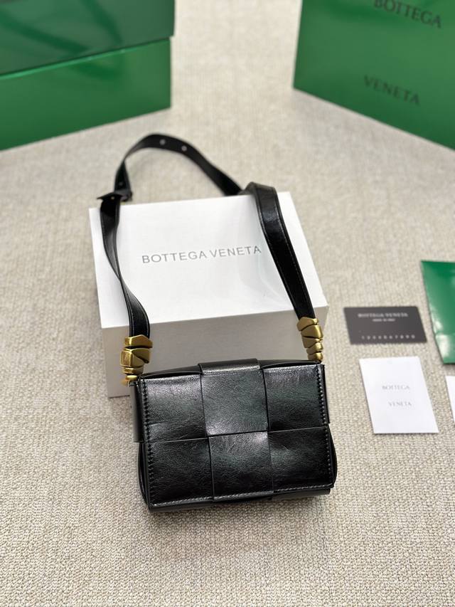 Bottega Veneta Bv高级 Cassette手袋 编织豆腐包 新款 简洁的线条 柔软的包身 并且相当实用 街头巷尾它的身影无处不在 牛皮 也成为经典