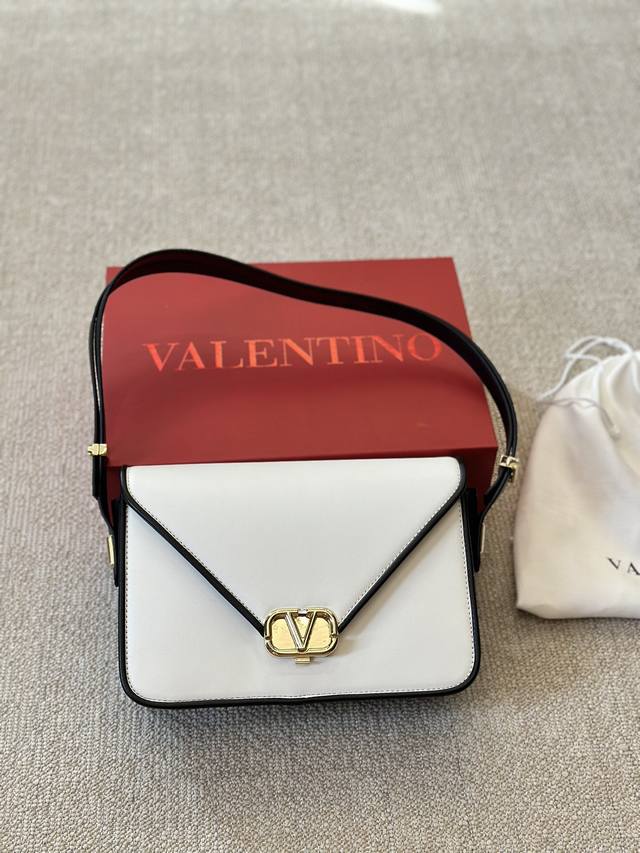 牛皮版本 华伦天奴valentino女士 Letter 小牛皮手袋肩背包 Valentino Letter Bag 来自valentino 的信袋 新赛季刚刚到