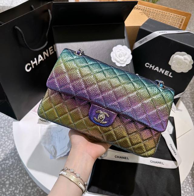 折叠礼盒 Chanel 真的是入了chanel 2 55的 Cf 绝美细闪 超高级 真的一定要买 买的中号比cf的中号大 非常适合秋冬出门装很多零碎东西 千万