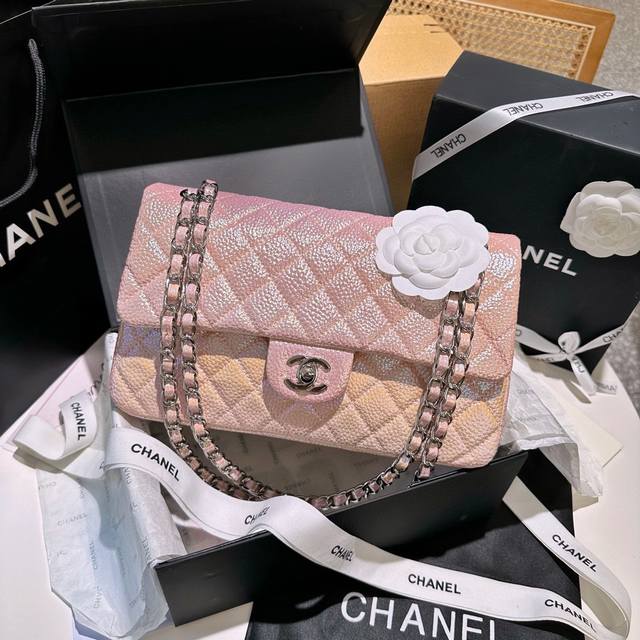 折叠礼盒 Chanel 真的是入了chanel 2 55的 Cf 绝美细闪 超高级 真的一定要买 买的中号比cf的中号大 非常适合秋冬出门装很多零碎东西 千万
