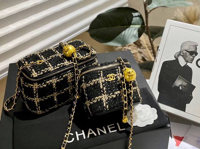 原单 折叠礼盒包装 Chanel 限定 黑金毛呢 盒子包 包链上都是小香的icon元素 小箱子 最近的盒子系列们 小盒子当然是异常可爱啦 不得不承认金球是香 尺