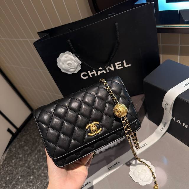 折叠礼盒包装 Chanel香奈儿23新款金球woc发财包是时尚圈公认的 再过百年都不会过时 的神仙元素 随性百搭 可盐可甜 大牌们一直都对它一往情深 尺寸 20