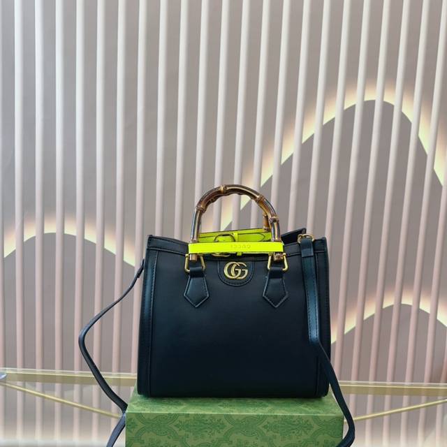 礼盒包装 Gucci 竹节包 Guccidiana购物袋最新系列 这个款复古韵味特别浓 上身效果也超赞 主要以精致特别的五金来提升整体质感 尺寸27 Cm Qy