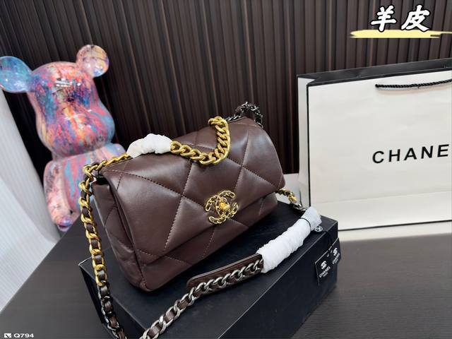 折叠盒 原单专柜品质 Chanel 19小羊皮 小香牛羊皮最近好多明星都在背chanel 19 这款包是由老佛爷karl Lagerfeld和chanel现任创