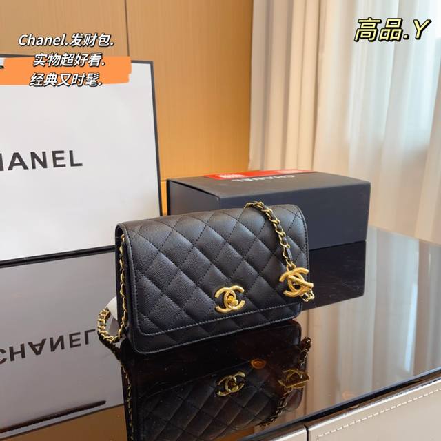 配飞机折叠盒 Chanel 香奈儿发财 一款随身小包 Chanel香奈儿23S Woc发财包 可斜挎单肩 链条可收入包内作为手包使用 上身后超显大气 别看小小的