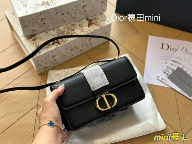 折叠盒 Dior 蒙田新款 太好看了dior Montaigne蒙田30款 极简的魅力 带着随性的慵懒感觉一直对黑色的包包不怎么喜欢 直到今天看见迪奥新出的这款