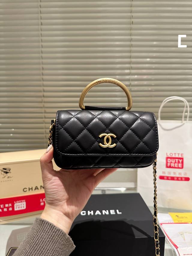 配盒 Size 16Cm Chanel香奈儿家 Mini 手腕包 这个包型就是一整个爱住 五金手柄 手柄的设计像一个手镯手拎真的显得很仙很秀气