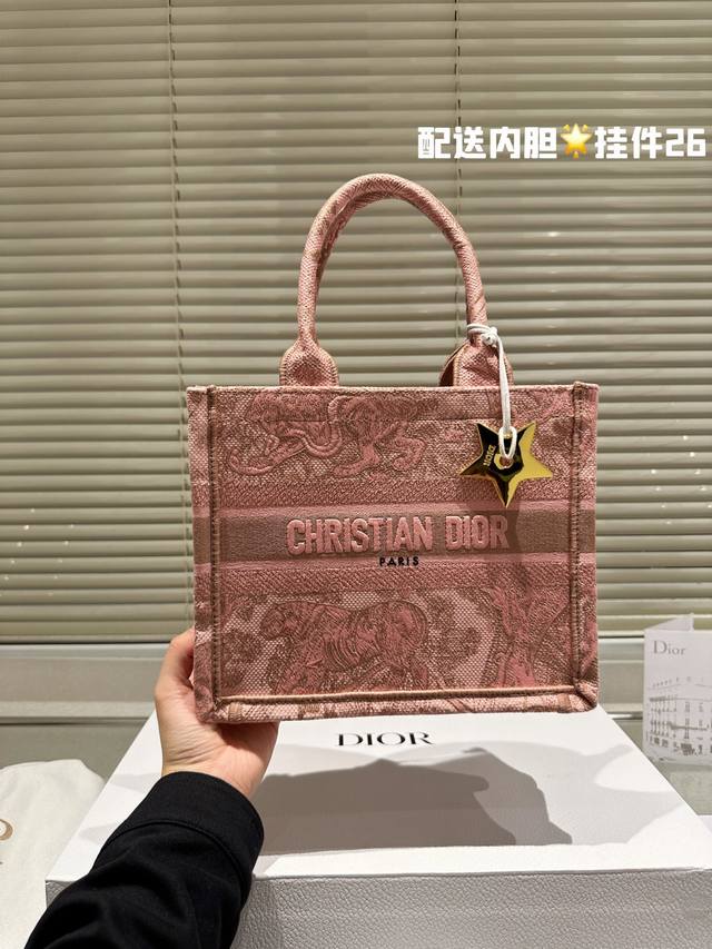 小号 原版布 Dior Book Tote是由christian Dior艺术总监maria Grazia Chiuri签名的原创作品 现已成为品牌的经典之作