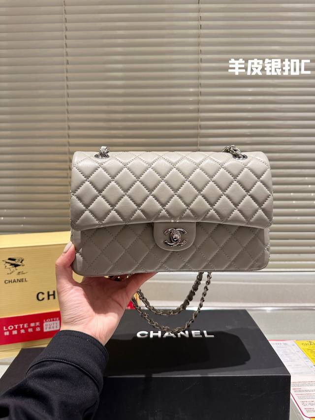 原单品质 复刻版 Chanel 26Cm Cf Chanel礼盒专柜包装 无疑是个美胚子简直就是狙击小仙女们心脏的利器珍珠女孩的优雅与温柔就像珍珠本身的特质光泽