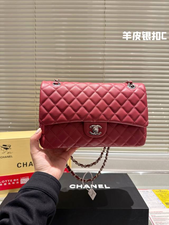 原单品质 复刻版 Chanel 26Cm Cf Chanel礼盒专柜包装 无疑是个美胚子简直就是狙击小仙女们心脏的利器珍珠女孩的优雅与温柔就像珍珠本身的特质光泽