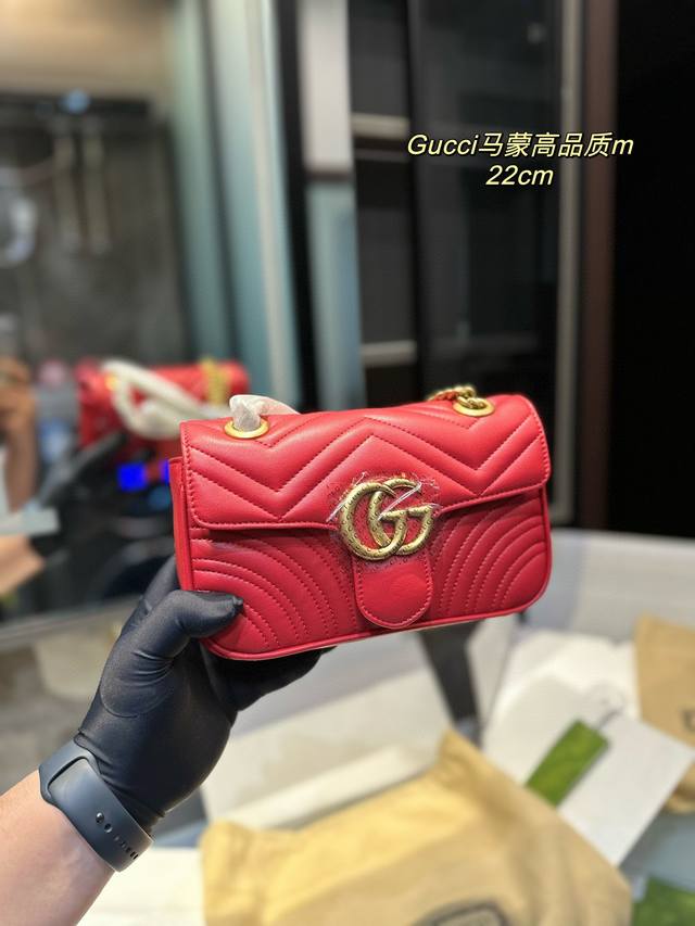 折叠飞机礼盒 Gucci L Gg Marmont 系列 升级版本牛皮 Gucci 宠儿精选 Gg Marmont 系列手袋刚刚上架一组 新包型 迷你腰包采用v