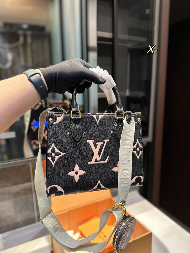 折叠礼盒 Lv Onthego 新款丛林包 Onthego绝对是通勤工具包必备单品之一轻盈容量大百搭最最关键不娇气小号的尺寸刚刚好也不像老花的容易撞款 Xh尺寸