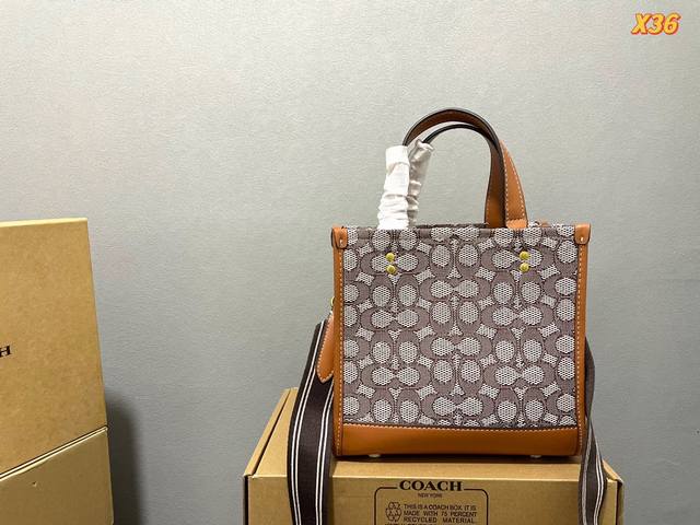 高版本 原版布 Coach 蔻驰 Dempsey 22 Tote 购物袋 原版皮 这是什么神仙配色 毫无抵抗力 单肩手提都可以 容量超级大 耐磨耐脏 砖柜一比