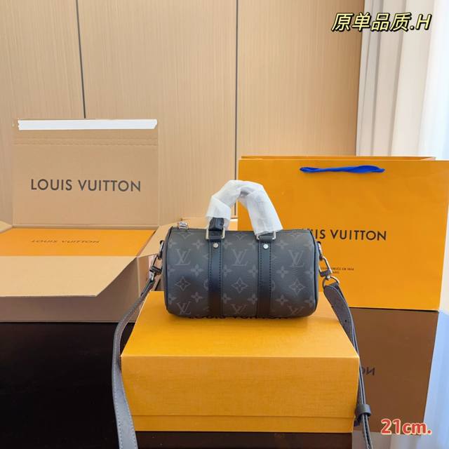 配飞机折叠礼盒 Lv X Nigo Keepall Xs 21枕头包 手袋是一款理想的都市手袋 标志性的造型与经典的 Monogram 帆布 加之多种携带方式和