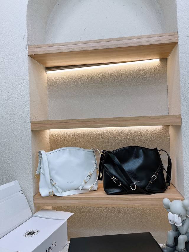 Givenchy纪梵希 这只包是今年的黑马 女明星最近都在背的voyou系列 如果想尝试今年大热的废士风 或想走冷酷冷艳性感的话这只包绝了 肩带可调节 容量也很