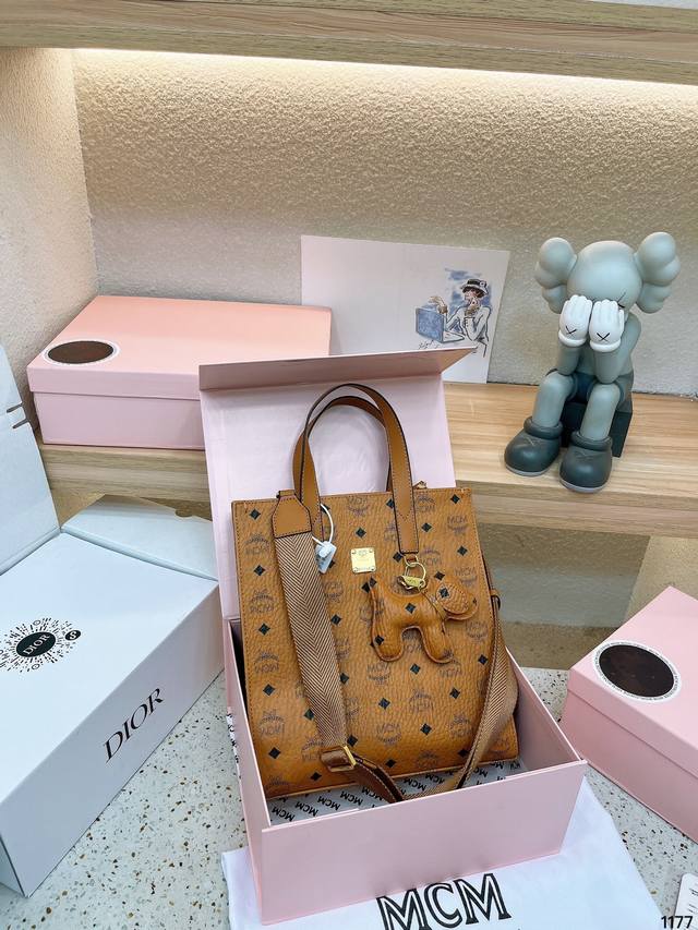 Mcm 12022新品 喜欢 Mcm 2022秋冬新品云石灰吗 有没有焕然一新的感觉 眼前有亮 讲真这个灰是真的高冷 高级感型 尺寸 大号26 5 29