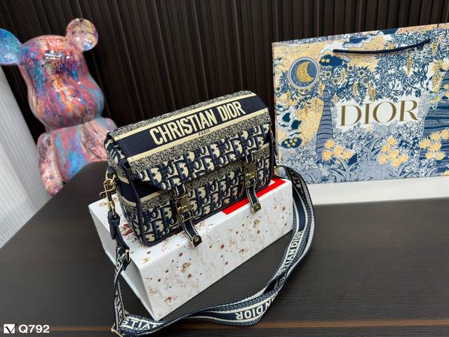 折叠盒 Dior 迪奥新款邮差包 这两个元素俨然已经成为新一代dior包包爆款的重要标志 尺寸 23 14Cm
