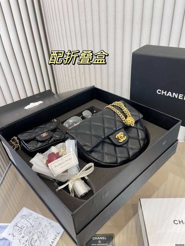 礼盒套装 Chanel 香奈儿 山茶花半月包 别具一格的设计 复古小巧太可爱了 尺寸 20 15 10 8