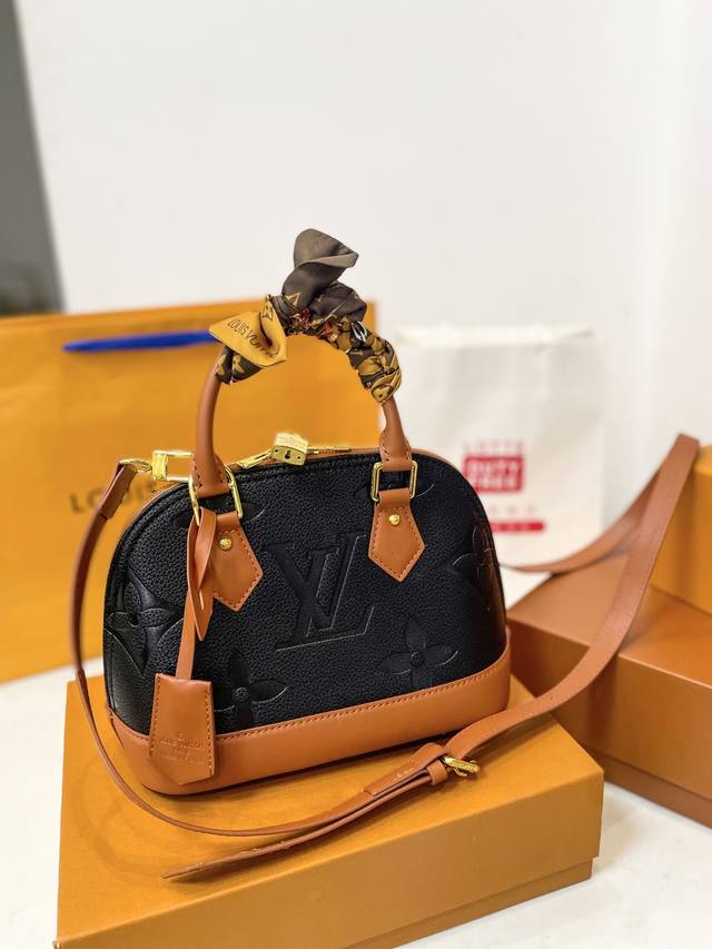 配折叠礼盒 L家alma贝壳包是lv家四大金刚之一 原型来自于1934年由加斯顿威登先生创作的squire Bag旅行袋 最初是为当时的上流人士出行而设计的 所