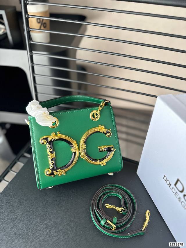 配盒子 Dg托特 Dolce & Gabbana 杜嘉班纳 超高级的极简风设计独特的艺术气息颜值高 集美必入尺寸 18 15.5 货号8878
