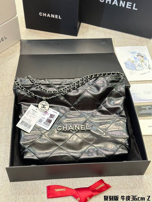复刻版 牛皮 Chanel 22Bag 以数字命名的 垃圾袋 2021 年10 月 Chanel 品牌艺术总监virginie Viard在2022年春夏 时装