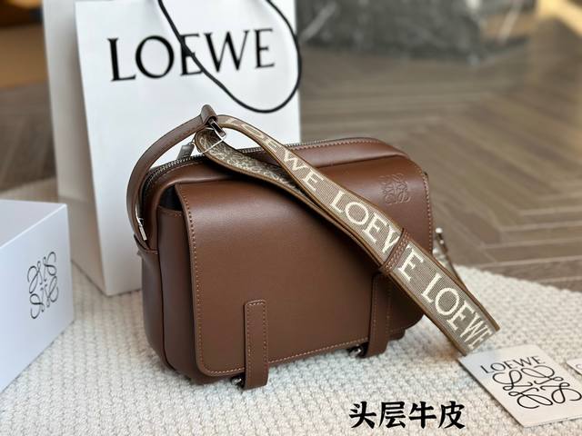 牛皮版本 Loewe 罗 意威 男包新款 Military 宽肩带印花翻盖邮差包单肩斜挎包 品 包包容量很大配上字母肩带 上身超级好看 容量大牛皮峦荔枝纹的比较