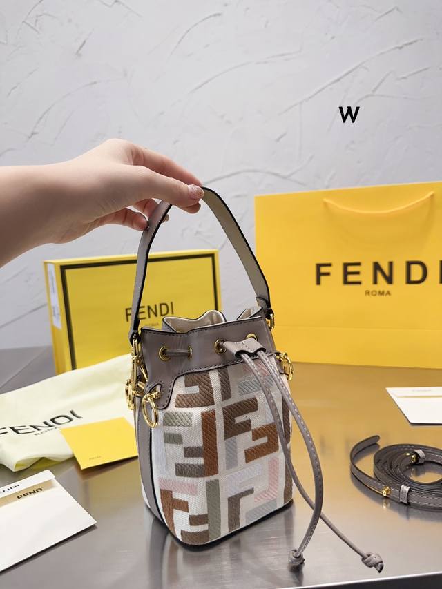 Fendi Mon Tresor小号水桶手袋2022年米兰时装周街拍中 潮人们背的最多的包包大概就是fendi芬迪的这款水桶包了 配有抽绳和fend金属标志装饰