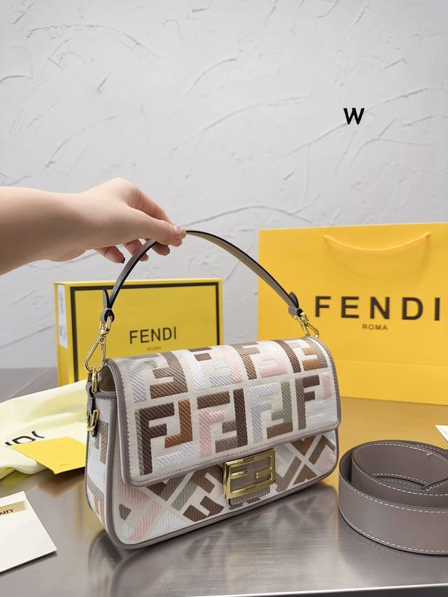 折叠盒fendi Baguette法棍包中号第一眼就觉得砸中了我 加上中号有一根较长的肩带 非常实用 中号的装两个手机 钱包 钥匙 墨镜 口红 粉饼都毫无压力