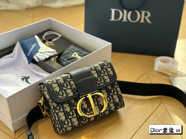 套盒原版 Dior Camp新款蒙田包 采用专柜御用原版双面绣老花料 迪奥的oblique复古印花图案早在上世纪六十年代就在巴黎时装周里掀起热潮 不同的是如今大