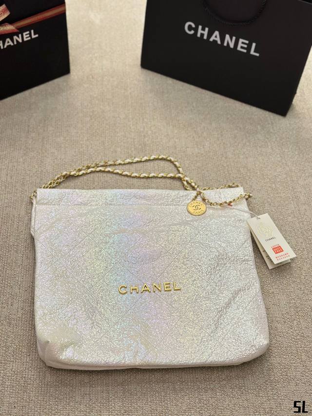 亮片 Chanel 22Bag 以数字命名的 垃圾袋 2021 年10 月 Chanel 品牌艺术总监virginie Viard在2022年春夏 时装秀_上推