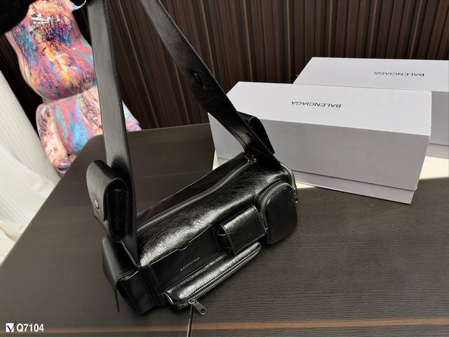 折叠盒balenciaga 巴黎世家叛逆不羁口袋包 包袋上各种不同尺寸口袋的设计 为耳机 卡片等日常用品提供了收纳 满足收纳需求尺寸 18.11Cm 31.12