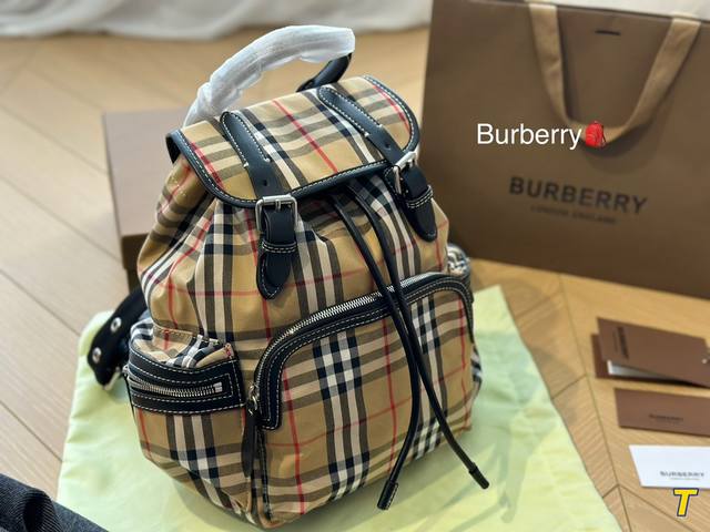 Burberry The Rucksack军旅双肩背包 #巴宝莉双肩包# Burberry究竟rucksack背包怎么来设计灵感源自品牌20世纪初的经典军装造型