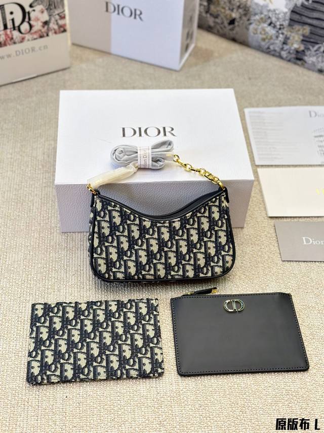 原版布 Dior 新款腋下包 太适合 三合一设计感超赞30 Montaigne Hobo 系列 三合一设计 搭配两个可拆卸的小包 造型百变又实用 采用蓝色 Ob
