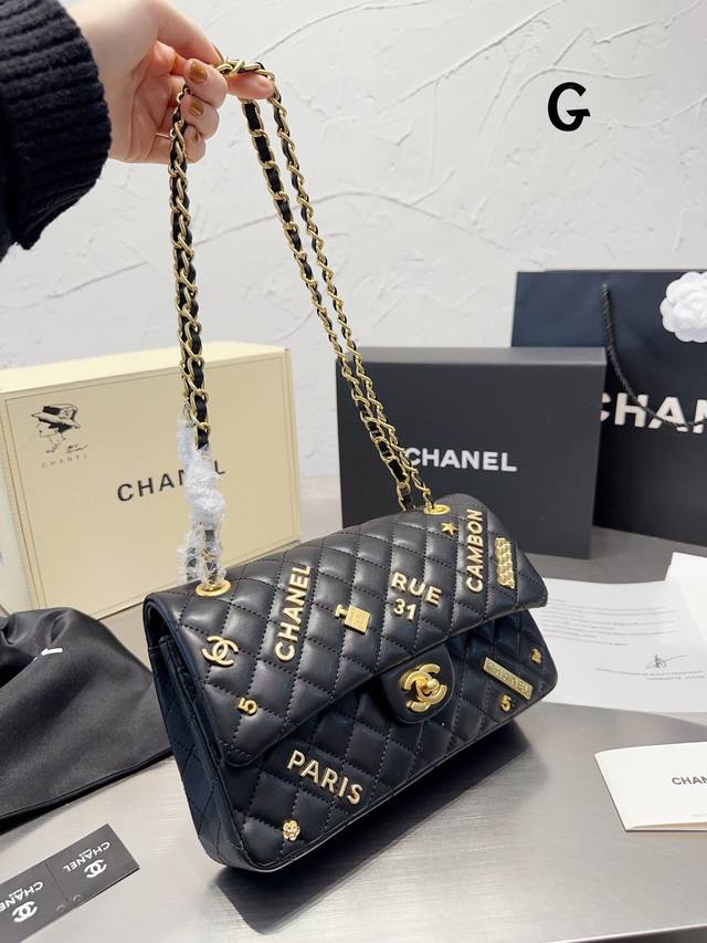Chanel 系列限量款徽章cf实物还是很好看的 经典黑金搭配 羊皮的质感和光泽感都很棒 各种元素都集合在了包包上面 好久没出 Lucky Charm这类的包了
