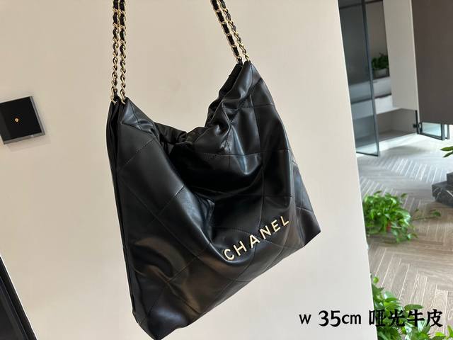 哑光牛皮 Chanel 22Bag 以数字命名的 垃圾袋 2021 年10 月 Chanel 品牌艺术总监virginie Viard在2022年春夏 时装秀_