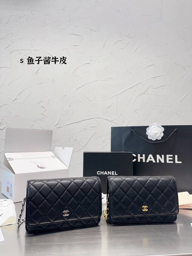 Chanel 香奈儿发财 鱼子酱纹面料 一款随身小包推荐给大家 香奈儿woc新款发财包 可斜挎单肩 链条可收入包内作为手包使用 上身后超显大气 别看小小的 这个