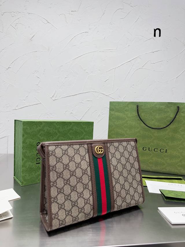 Gucci 男士经典手包 细节实拍这个应该是古驰男士手拿包里面卖的最好的产品之一了第一是因为外表颜值~整体老花加上经典的红蓝配色第二是因为大小宽度 非常能装东西
