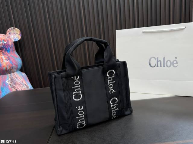 Chloe 克洛伊购物袋chloe堪称潮包制作机 就在2021年伊始 有一款默默卖翻的手提袋 Woody Tote Bag 在社群掀起极高讨论度 主要原因除了款