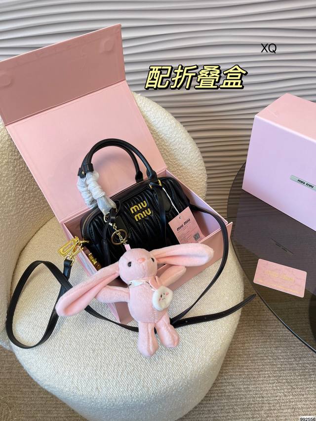 折叠盒 Ddd 缪缪 Miumiu手提包 Ddd 举手投足都透露着精致优雅 Ddd 温柔白月光 太精致了吧 Ddd 每一处细节都有若隐若现的贵气和小女人味 Dd