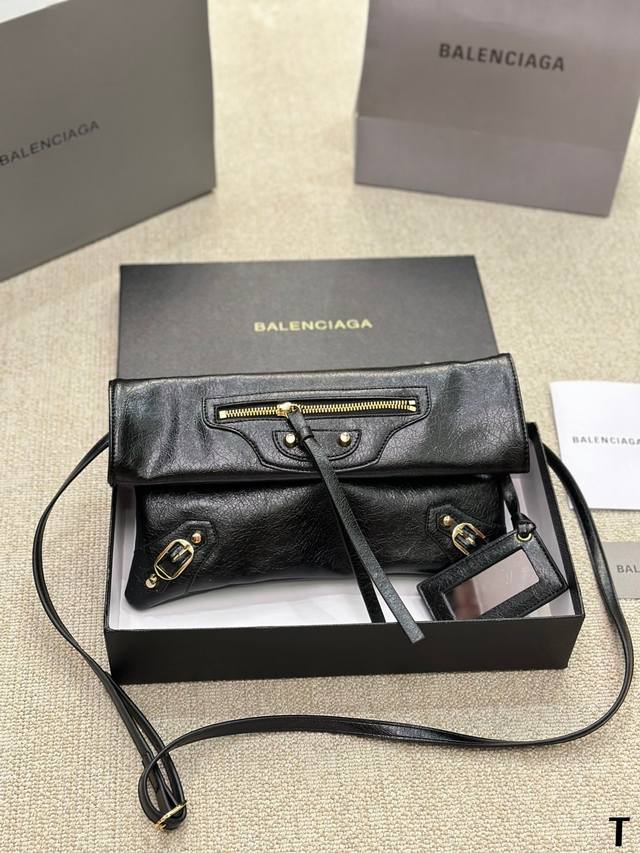 Balenciaga 巴黎世家新款机车信使邮差包男女同款 容量大实物手感软糯 尺寸30 18Cm Ddd