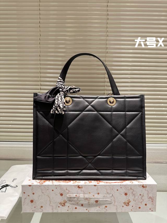 Dior Tote 包购物袋 Ddd 这款book Tote 手袋由 Dior 女装创意总监玛丽亚茜娅蔻 Ddd 丽 Maria Grazia Chiuri 设