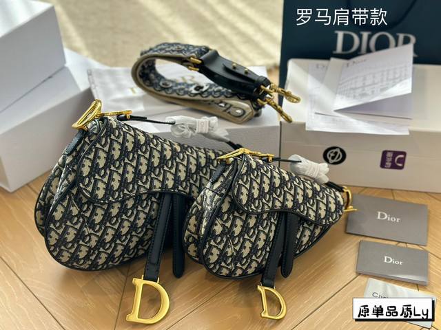 全套包装 Ddd D家轰动时尚界的马鞍包当数老花款最受热捧 每个包柜里都应该有的永恒经典 也必将是一直火爆的传奇之作 Dior Saddle马鞍包 有故事的包包