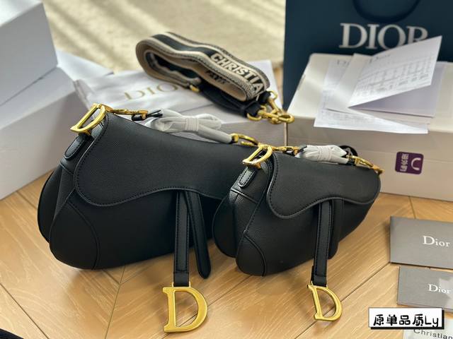 全套包装 Ddd D家轰动时尚界的马鞍包当数老花款最受热捧 每个包柜里都应该有的永恒经典 也必将是一直火爆的传奇之作 Dior Saddle马鞍包 有故事的包包