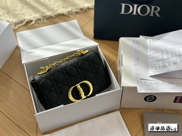 全套包装 Ddd Dior Caro手袋 新款dior Caro手袋采用牛皮革精心制作 以标志性的藤格纹针脚打造绗缝细节 材质柔软 翻盖饰以复古金色饰 面金属