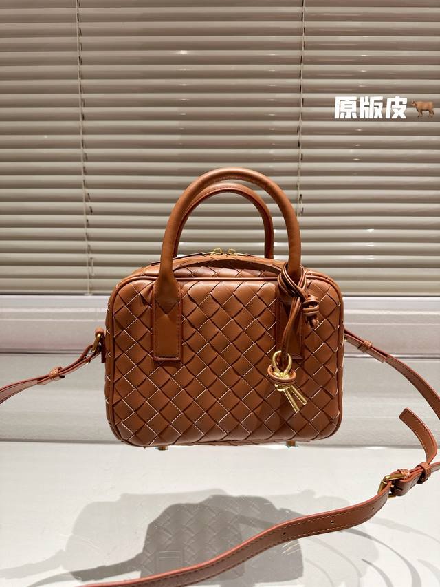 头层牛皮 Ddd Bottega Veneta Bv高级 Cassette手袋 编织 新款 简洁的线条 柔软的包身 并且相当实用 街头巷尾它的身影无处不在 牛皮