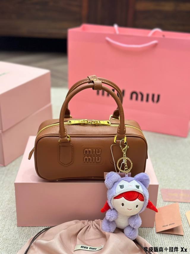 牛皮版本 挂件 Ddd Miumiu-Softy Padde Ddd D新款 Softy Padded 手袋是对经典 Bauletto 造型的重新诠释 其简洁利