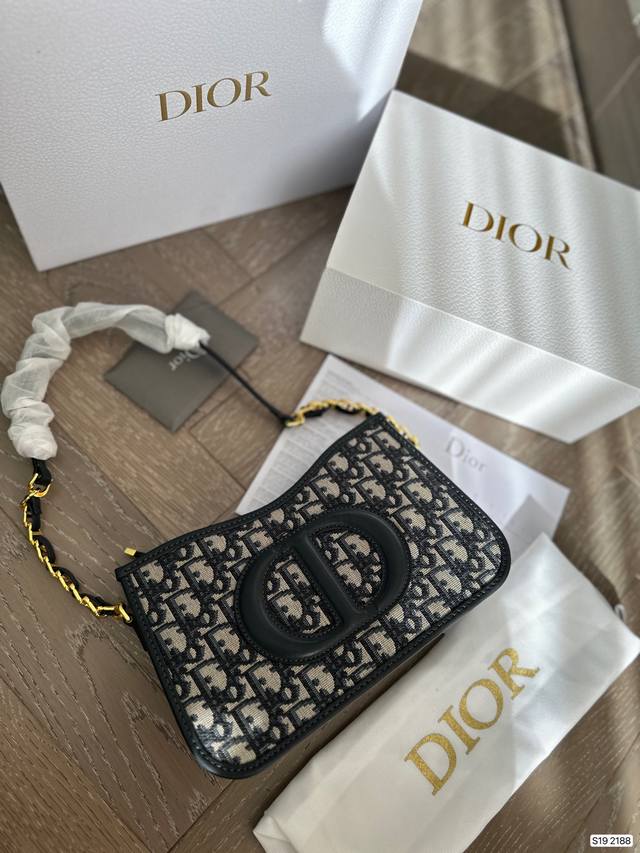 配折叠盒子 上身太绝了 Ddd Dior Signature Hobo 迪奥腋下包 Ddd Hobo 在时尚圈一直占据着重要地位 Ddd 全新包型又来咯 日常轻