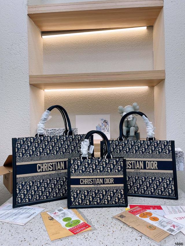 Dior新款锁边托特tote Ddd 超实用的3个尺寸 Ddd 新颜色购物袋 Ddd 出游必备单品 Ddd 26Cm小 35Cm中 41Cm大 Ddd