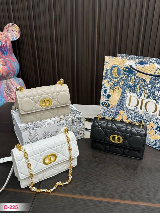 折叠盒 Ddd Dior23年最新款包包 最新上市的misscaro小手袋 白色的配色 非常清新非常可人 Misscaro以迪奥先生妹妹命名 致敬女性坚毅勇敢及